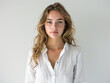 © garpinina - bellissima ragazza sui 20 anni con camicia bianca su sfondo bianco, sguardo dolce e penetrante, capelli biondi leggermente mossi e spettinati, viso struccato, la bellezza naturale di chi è giovane