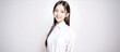 © WOWSTYLE - 白いシャツを着た笑顔の女性 Generative AI