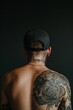 Muskulöser Mann mit Tattoos auf dem Rücken