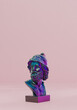 Wielokolorowa abstrakcyjna głowa posągu popiersie na różowym tle w studio