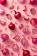 Rote Zwiebeln auf rosafarbenem Hintergrund 