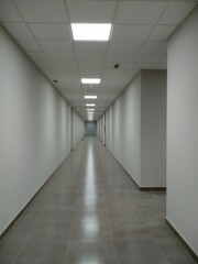  Pasillo largo en oficina 