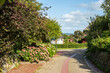 Straßenszene in Norddorf auf der Nordseeinsel Amrum im Sommer