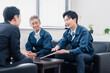 © maroke - 商談をする作業服のビジネスマン