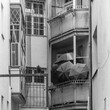 Vintage Regenschirme aufgespannt, auf einem Balkon in der Innenstadt von Stuttgart