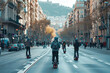 Imagen de un carril bicis bien marcado en medio de una ciudad, con personas en patinete y bicicleta con casco de manera segura y eficiente
