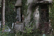 la façade d'une maison abandonnée à la campagne