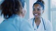 Une jeune médecin noire dialoguant avec une patiente » IA générative