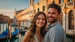 © Wabisabi - Bella coppia di fidanzati, marito e moglie in vacanza in Italia a Venezia posa per una foto al tramonto vicino ad un canale, luna di miele
