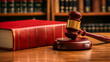 © Gautierbzh - Les symboles de la justice représentés par un maillet et un livre de droit.