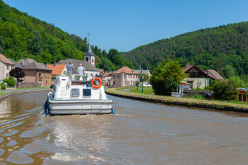 Wall Mural - Hausboote auf dem Rhein-Marne-Kanal bei Lutzelbourg. Department Mosel in der Region Lothringen in Frankreich