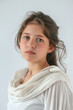© Studio Zenith - très jeune fille brune aux cheveux très long sur fond blanc