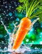 Frische Karotte mit Wasserspritzer auf blauem Hintergrund