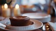 Gros plan sur un soufflé au chocolat sur la table d'un restaurant » IA générative