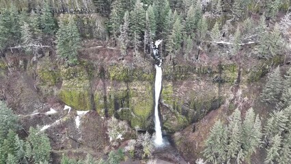 Wall Mural - Horsetail falls flows over the rugged, mountainous landscape in the Columbia River Gorge separating the states of Oregon and Washington. The Pacific Northwest region has incredible outdoor scenery.