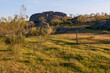 Landschaft von Extremadura bei Cañaveral mit Felsen, Viehweiden, Dehesa in den Morgengenstunden. Auf dem Camino Via de la Plata nach Santiago de Compostela.