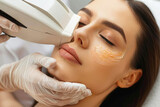 Fototapeta  - Una mujer teniendo una sesión de depilación láser en un centro especializado de depilación laser