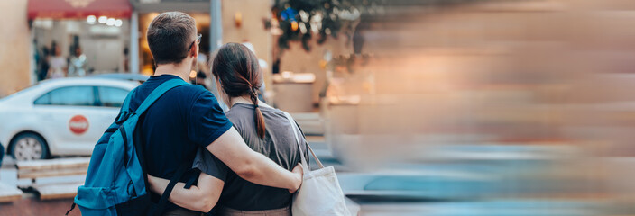 Poster - Young couple standing in an embrace in the city