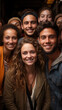 © Crowded Studio - Comunidad de personas diversas.Grupo de personas multigeneracionales sonriendo ante la cámara. Amigos multirraciales de diferentes edades divirtiéndose juntos.