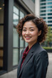 Strahlende asiatische Geschäftsfrau vor modernem Bürogebäude – Beruf und Lifestyle