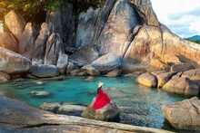 Tourist Sitting Rock Near Grandfather Grandfather Rock Hin Ta Hin Yai Rocks Lamai Beach Koh Samui Thailand