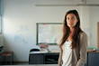 © Studio Zenith - jeune femme enseignante debout dans sa salle de classe