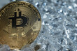moneta bitcoin z błyszczącymi kryształami z miejscem na kopię.