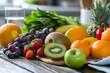 Variedad de frutas frescas sobre mesa de madera