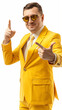 Mann in gelben Anzug zeigt nach oben ist fröhlich mit gelber Sonnenbrille