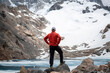 Hombre admirando las vistas de la Laguna de los Tres, y el cerro Fitz Roy, en el Chalten, Argentina