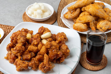 Wall Mural - Sweet and sour chicken, garlic, soy sauce, spicy, old, fried chicken, fried chicken, fried chicken