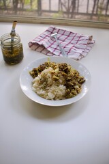 arroz, yerba mate, servilleta y verduras salteadas en un plato con fondo blanco