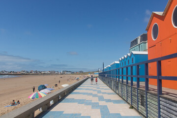 Wall Mural - bord de mer avec cabines de plage bleues à Saint-Gilles-Croix-de-Vie en Vendée en été	