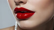 Eleganckie czerwone usta z połyskiem – ikona kobiecego piękna