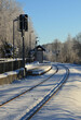 Schnee am Bahnsteig in Winterlandschaft mit Himmelblau
