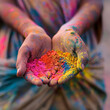 © tina - Manos sosteniendo pintura en polvo colorida en el festival Holi de la India