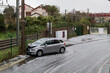 © LuIvDa - Carro acidentado contra um poste num dia frio e gelado de inverno