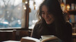 Jovem mulher sorridente aproveitando aconchego em café com livro latte e luz natural suave ao fundo