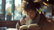 Jovem mulher desfrutando de um momento aconchegante em um café lendo e apreciando uma bebida quente com luz natural suave