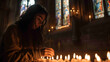 Mulher acendendo vela em igreja iluminada em closeup com vitrais coloridos ao fundo