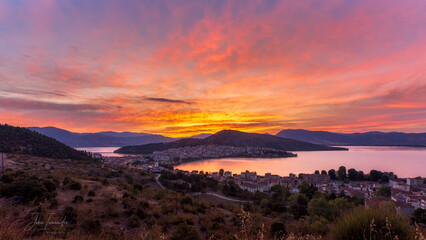 Wall Mural - sunrise over the lake