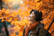 紅葉の木を眺め秋の旅行を楽しむ大人女性, Generative AI