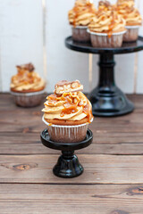 Wall Mural - Peanut butter cupcakes with salted caramel, toffee and chocolate bites