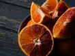 Czerwone pomarańcze na drewnianym stole