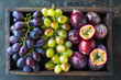 raisins et de fruits de la passion dans un plat