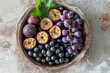 raisins et de fruits de la passion dans un plat