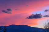 Fototapeta Do pokoju - Bielsko-Biała i widok na krajobraz góry beskidy na tle kolorowego nieba po zachodzie słońca