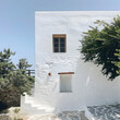 Griechenland Haus an der Küste, Weißes Gebäude in der Sonne, Blauer Wolkenfreier Himmel, schönes Wetter, Urlaubsort, Fiktiv 