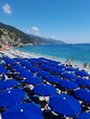 Plaża z kolorowymi parasolami. Monterosso, Italy.