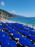 Fototapeta  - Plaża z kolorowymi parasolami. Monterosso, Italy.